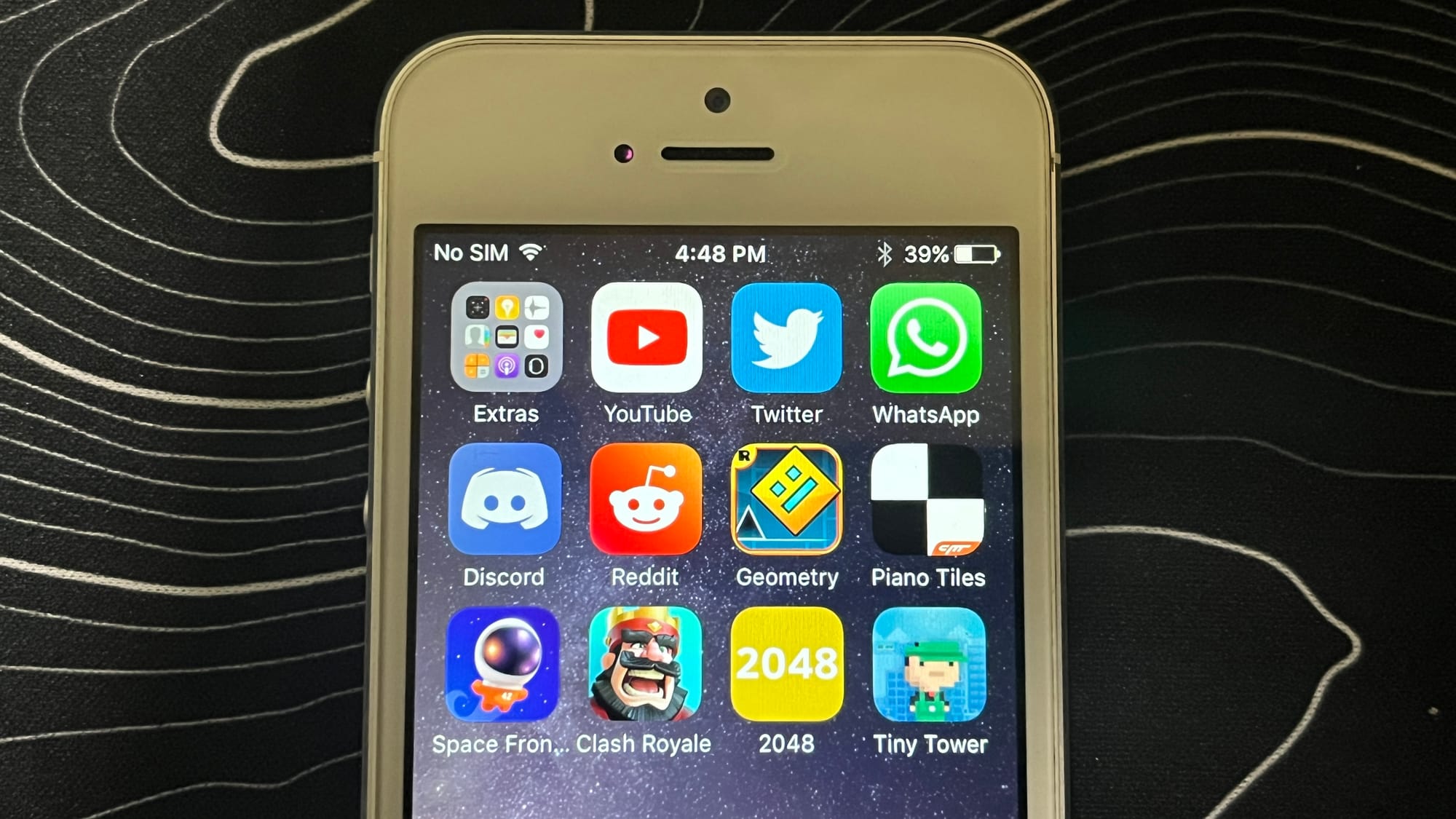 The apps I downloaded onto my iPhone 5 in 2019. YouTube, Twitter, WhatsApp, Discord, Reddit, Geometry Dash, Piano Tiles, Space Frontier 2, Clash Royale, 2048, and Tiny Tower.
