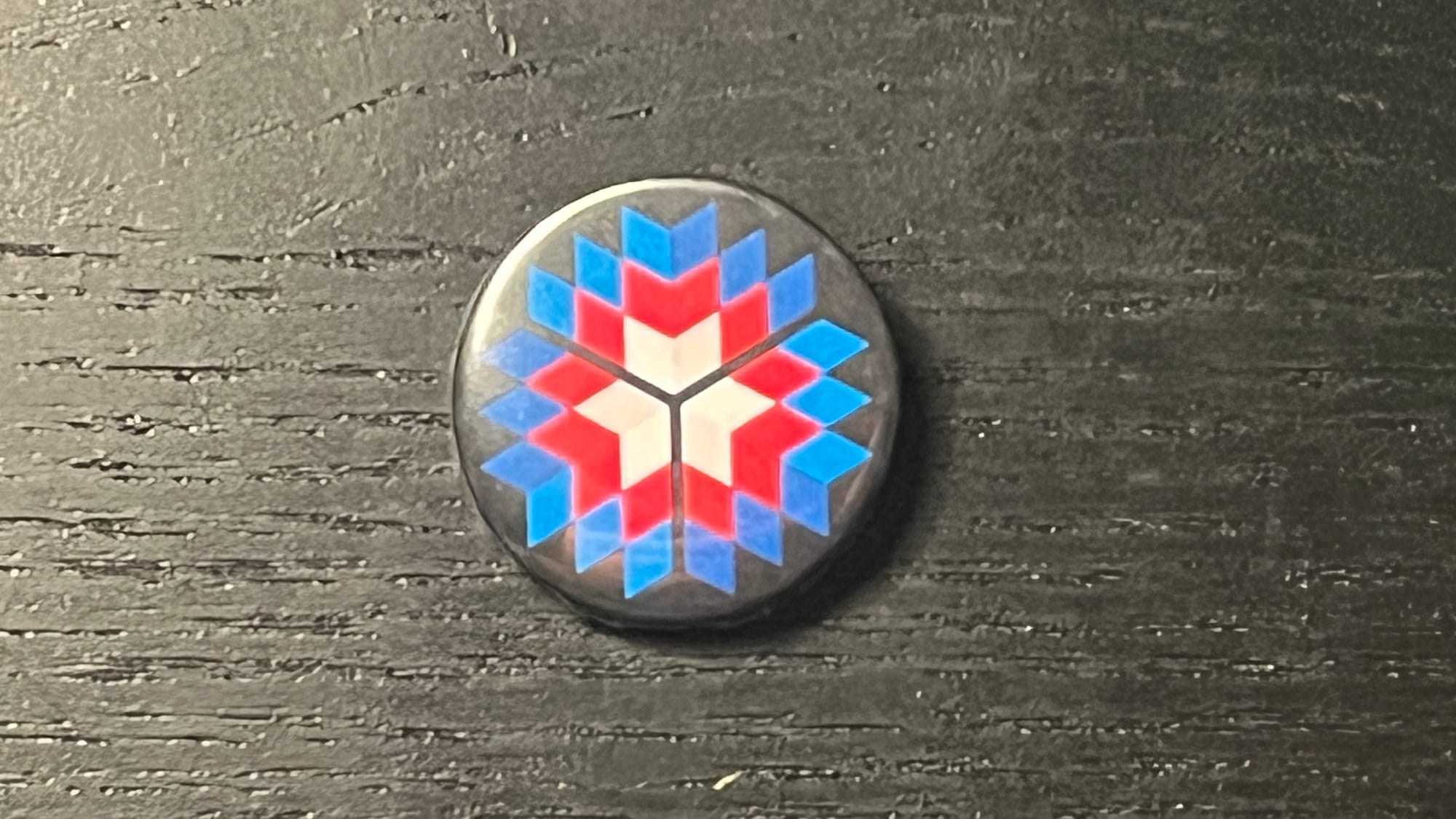 The pin for the Santo Domingo Winter 2026 speedcubing competition.