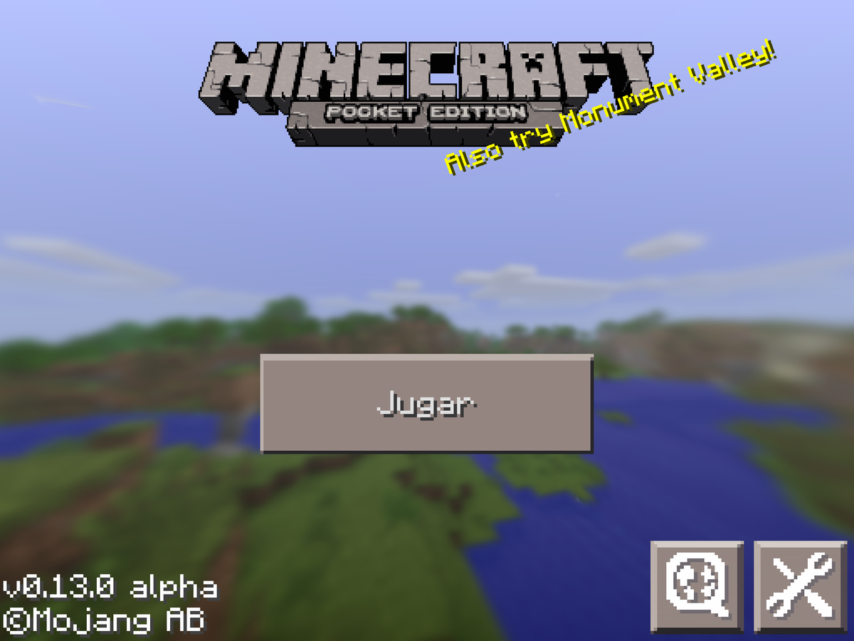 The first Minecraft Pocket Edition screenshot I took, of the main menu of v0.13.0 alpha in Spanish. The splash text reads "Also try Monument Valley!"