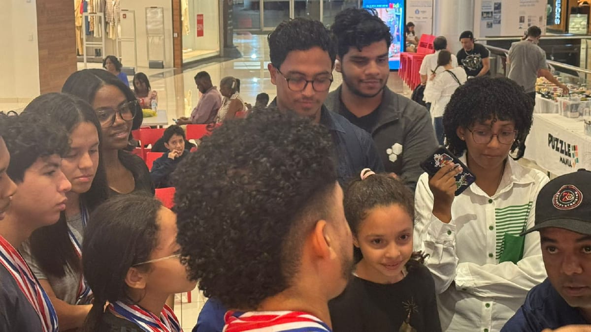 Some of the people from the Santo Domingo Winter 2026 cubing competition, competing in a raffle.