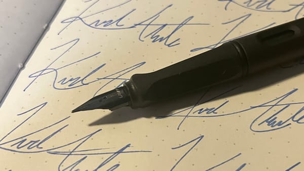 A picture of a Lamy Safari with a matte umbra finish and a black fine nib.